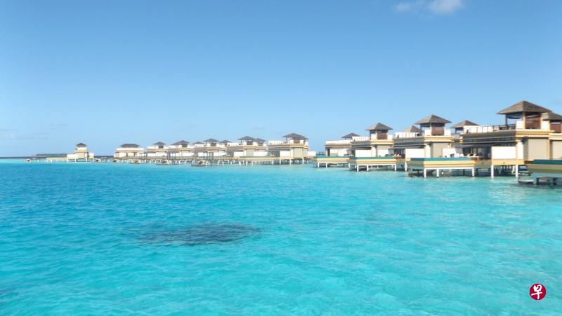 微拉瓦鲁岛海上别墅。马尔代夫被誉为“上帝抛撒人间的项链”,撒落在茫茫大海上,终年阳光灿烂,碧浪如雪。(联合早报) 微拉瓦鲁岛海上别墅。马尔代夫被誉为“上帝抛撒人间的项链”,撒落在茫茫大海上,终年阳光灿烂,碧浪如雪。(联合早报)