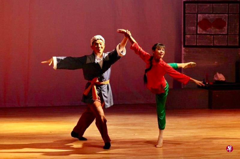 淡滨尼艺术团演出节目包括芭蕾舞剧《白毛女》第一场《除夕夜》。 淡滨尼艺术团演出节目包括芭蕾舞剧《白毛女》第一场《除夕夜》。