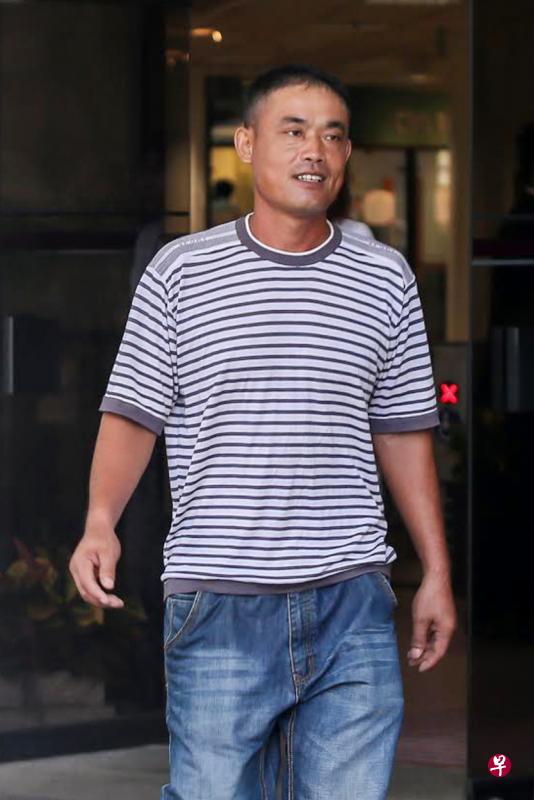 王建坡贪图方便,把行李箱暂时搁在地铁站不管,却因此引起恐慌,昨天被罚款1000元。(梁伟康摄) 王建坡贪图方便,把行李箱暂时搁在地铁站不管,却因此引起恐慌,昨天被罚款1000元。(梁伟康摄)