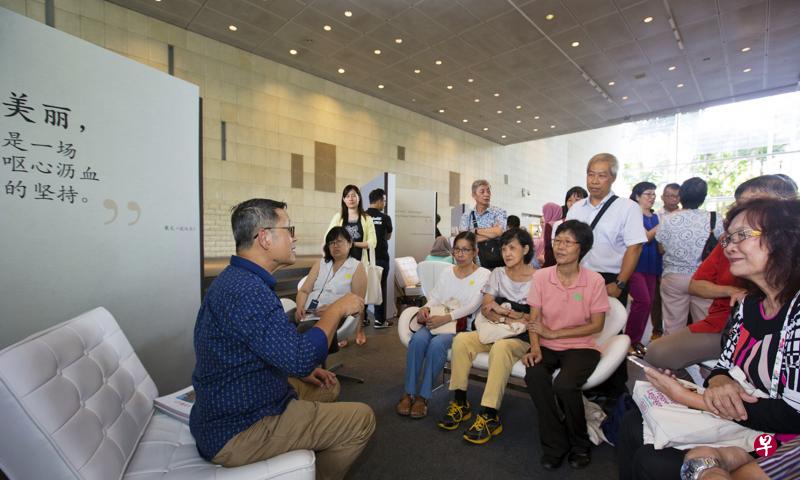 本地作家李宁强(左一)昨天在国家图书馆的阅读节推介活动上成了“真人图书馆”,与公众分享创作经验,成为公众“借阅”交流的对象。(曾道明摄) 本地作家李宁强(左一)昨天在国家图书馆的阅读节推介活动上成了“真人图书馆”,与公众分享创作经验,成为公众“借阅”交流的对象。(曾道明摄)