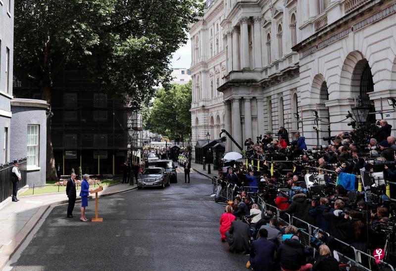 特雷莎·梅周五到王宫觐见女王后,在首相府外宣布将筹组新政府。(路透社) 特雷莎·梅周五到王宫觐见女王后,在首相府外宣布将筹组新政府。(路透社)