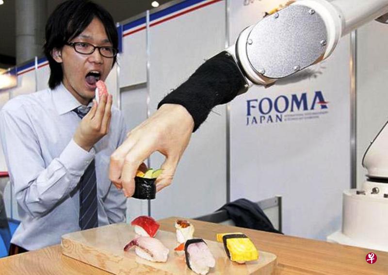 日本寿司业在自动化方面领先其他饮食业，机器手普遍代替了人力。（日本机器人展提供）
