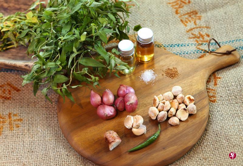 制作Lasala叻沙叶青酱所需材料。 制作Lasala叻沙叶青酱所需材料。