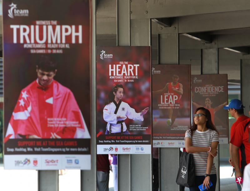 公众即日起可在巴士站、地铁站及社区广告板上,看到新加坡运动健儿的大型海报。图为张挂于体育城的新加坡体育办事处外的海报。(唐家鸿摄) 公众即日起可在巴士站、地铁站及社区广告板上,看到新加坡运动健儿的大型海报。图为张挂于体育城的新加坡体育办事处外的海报。(唐家鸿摄)