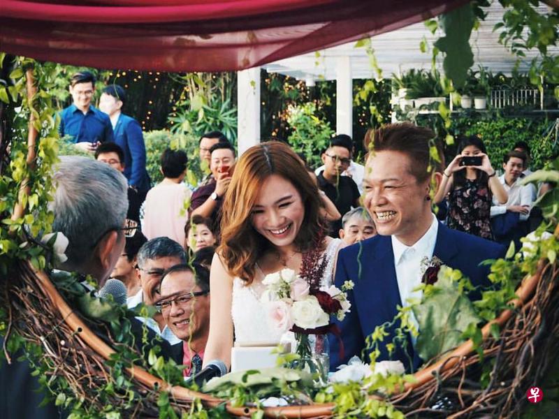 许鸣浩与妻子张嘉文去年结婚。（受访者提供）