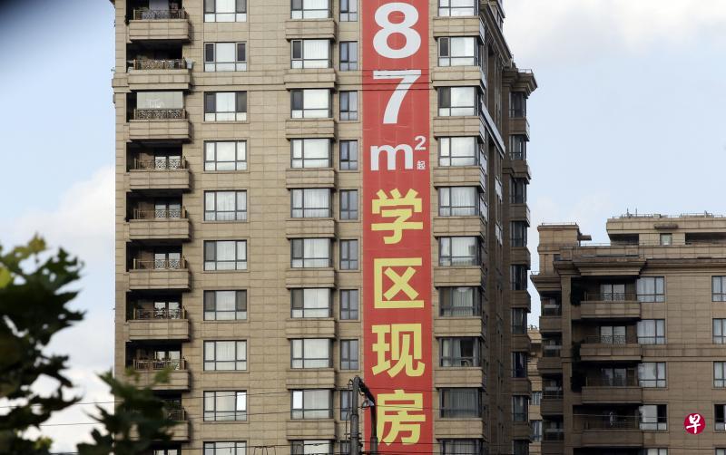 由于不想孩子输在起跑线上,中国父母不惜花重金购置或租赁属于好学校范围内的房子,导致“学区房”被一些房地产开发商拿来当做售楼的金字招牌,并适当拉高房价20%至30%。(档案照片) 由于不想孩子输在起跑线上,中国父母不惜花重金购置或租赁属于好学校范围内的房子,导致“学区房”被一些房地产开发商拿来当做售楼的金字招牌,并适当拉高房价20%至30%。(档案照片)