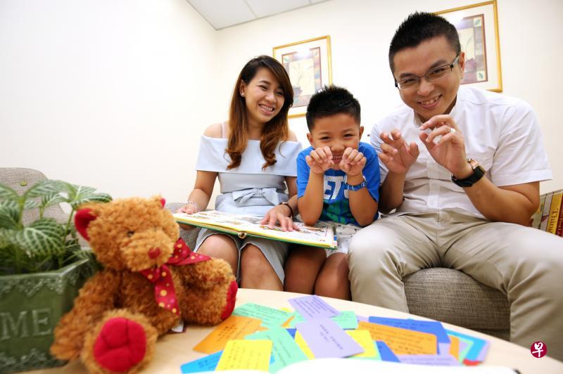 邱家毅夫妻关系修好,孩子也改变许多,还会主动助人。 邱家毅夫妻关系修好,孩子也改变许多,还会主动助人。