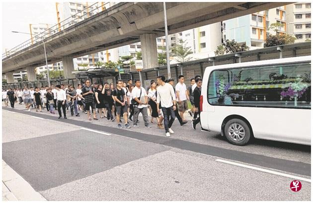 昨天早上约有200人送殡,包括受到许鸣浩鼓励、与他素未谋面的病友。(读者提供) 昨天早上约有200人送殡,包括受到许鸣浩鼓励、与他素未谋面的病友。(读者提供)