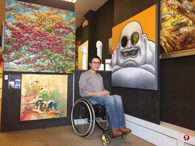 从小患有小儿麻痹症的陈国铨虽然行动不便,但通过艺术工作和参加体育运动,生活丰富多彩。(受访者提供) 从小患有小儿麻痹症的陈国铨虽然行动不便,但通过艺术工作和参加体育运动,生活丰富多彩。(受访者提供)