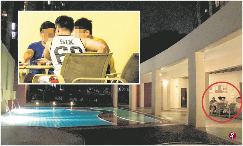 大学生玩牌的地方就在泳池旁边,常有居民带着小孩经过。小图:五名大学生亮出筹码,大玩德州扑克牌。(受访者提供) 大学生玩牌的地方就在泳池旁边,常有居民带着小孩经过。小图:五名大学生亮出筹码,大玩德州扑克牌。(受访者提供)