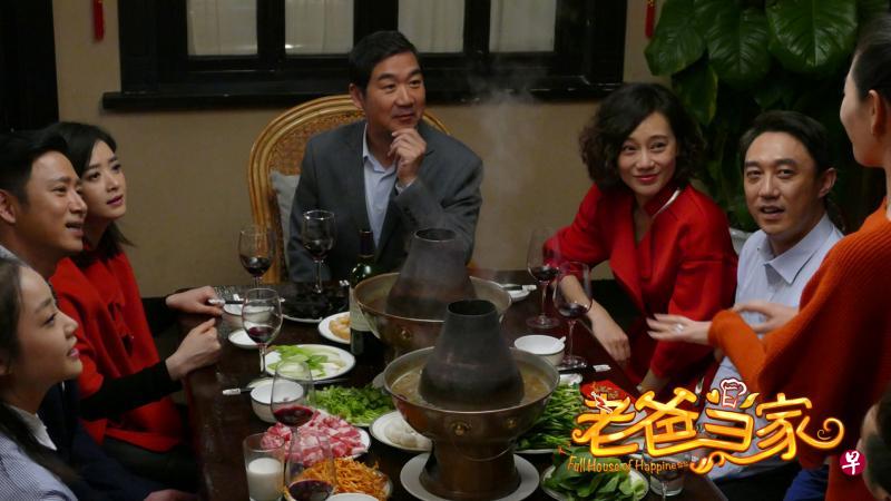 张国立(中)在《老爸当家》饰演深爱四个女儿的老爸,也努力捍卫自己的价值观。(网络图) 张国立(中)在《老爸当家》饰演深爱四个女儿的老爸,也努力捍卫自己的价值观。(网络图)