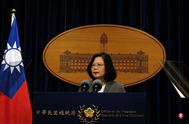 台湾总统蔡英文昨天下午在总统府就断交事件发表讲话,语气强硬地指责北京的做法冲击两岸稳定的现状,威胁台湾人民的生存权利。(法新社) 台湾总统蔡英文昨天下午在总统府就断交事件发表讲话,语气强硬地指责北京的做法冲击两岸稳定的现状,威胁台湾人民的生存权利。(法新社)