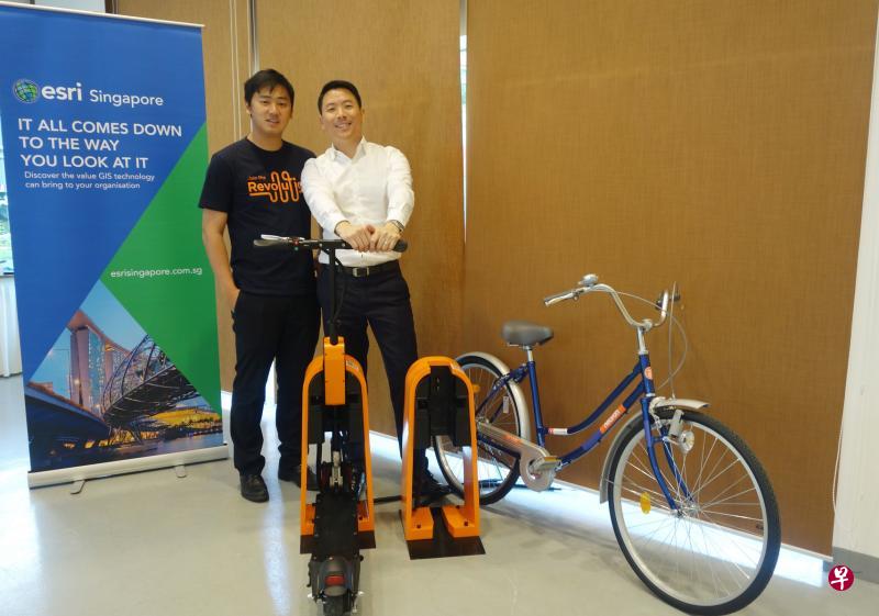 交通科技起步公司Neuron Mobility是本地Esri起步公司计划下的第一家受益公司。图为Esri新加坡总裁汤姆斯·布莫德汉姆(右)和Neuron Mobility创办人王子滋。(Esri新加坡提供) 交通科技起步公司Neuron Mobility是本地Esri起步公司计划下的第一家受益公司。图为Esri新加坡总裁汤姆斯·布莫德汉姆(右)和Neuron Mobility创办人王子滋。(Esri新加坡提供)