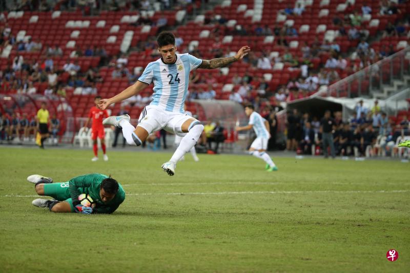 ▲雄狮门将哈山飞身扑救,倒地截获阿根廷中场科雷亚的攻门。(叶振忠摄) ▲雄狮门将哈山飞身扑救,倒地截获阿根廷中场科雷亚的攻门。(叶振忠摄)