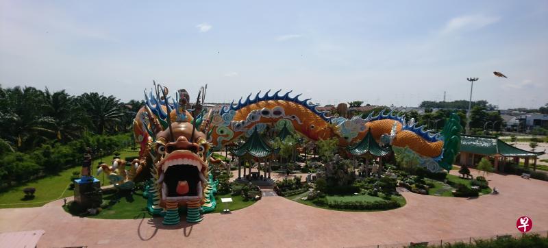 柔佛永平的中国苑林修有巨龙塑像,使它成为袖珍型的虎豹别墅。 柔佛永平的中国苑林修有巨龙塑像,使它成为袖珍型的虎豹别墅。