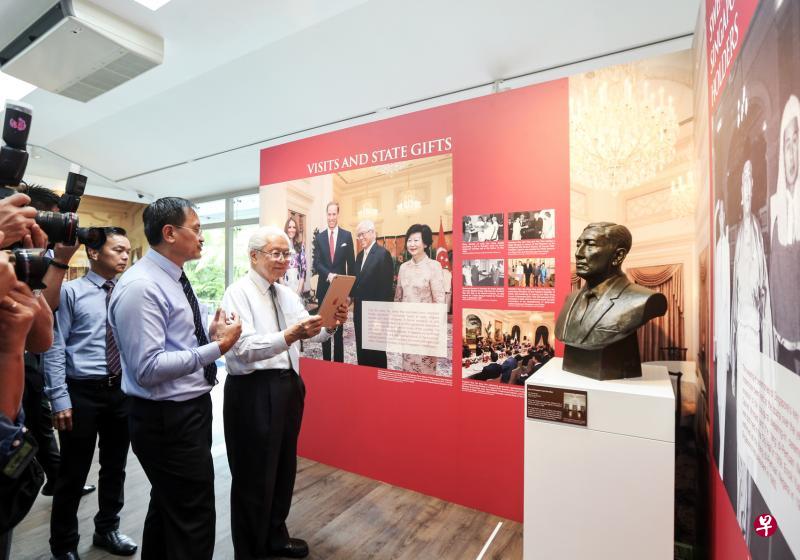 开启导览应用后对准首任总统尤索夫·伊萨的塑像,应用就会发送相关内容,让公众了解雕塑背后的创作过程。陈庆炎总统(右一)参观总统府历史展馆,在聆听学习发展资讯私人有限公司总裁方美兴(右二)的解说后试用新应用。(梁伟康摄) 开启导览应用后对准首任总统尤索夫·伊萨的塑像,应用就会发送相关内容,让公众了解雕塑背后的创作过程。陈庆炎总统(右一)参观总统府历史展馆,在聆听学习发展资讯私人有限公司总裁方美兴(右二)的解说后试用新应用。(梁伟康摄)