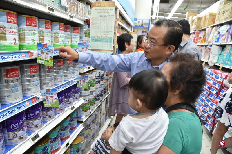 职总平价总裁谢健平今午在宏茂桥城的平价霸级市场向公众介绍超市内的新奶粉品牌“Australia's Own”。(林泽锐摄) 职总平价总裁谢健平今午在宏茂桥城的平价霸级市场向公众介绍超市内的新奶粉品牌“Australia's Own”。(林泽锐摄)