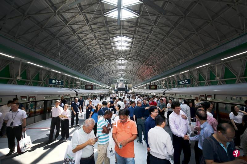 明天通车的大士西延长线估计每天的乘客量约10万人次。 明天通车的大士西延长线估计每天的乘客量约10万人次。