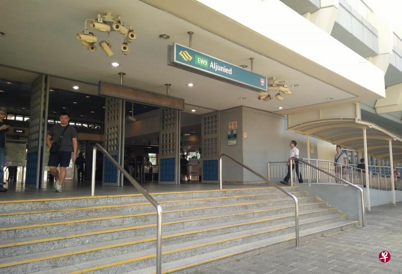 27岁外籍客工将背包留阿裕尼地铁站,昨早被警方以公共滋扰罪逮捕。 27岁外籍客工将背包留阿裕尼地铁站,昨早被警方以公共滋扰罪逮捕。