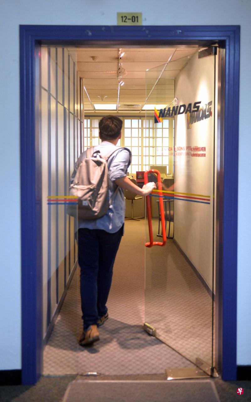 记者走访旅行社,一职员声称不知停业的消息。 记者走访旅行社,一职员声称不知停业的消息。