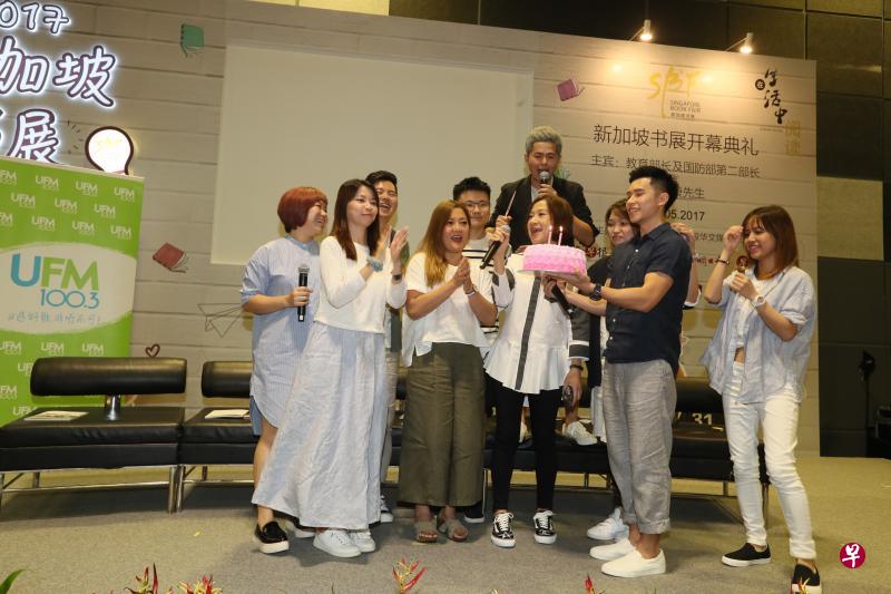 UFM100.3同事在今年新加坡书展为六月生的丽梅(左四)与安娜提早庆生。(档案照) UFM100.3同事在今年新加坡书展为六月生的丽梅(左四)与安娜提早庆生。(档案照)