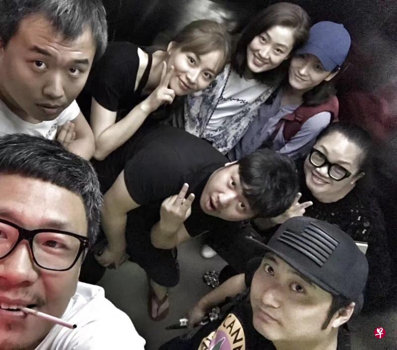 《最后一间房》导演高博(中间黑衣)与新加坡的后期音乐音效制作团队合影。(麦如丽提供) 《最后一间房》导演高博(中间黑衣)与新加坡的后期音乐音效制作团队合影。(麦如丽提供)