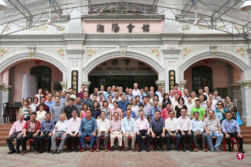 潮阳会馆理事会部分理事与参加迎新会的新会员合影。(何家俊摄) 潮阳会馆理事会部分理事与参加迎新会的新会员合影。(何家俊摄)