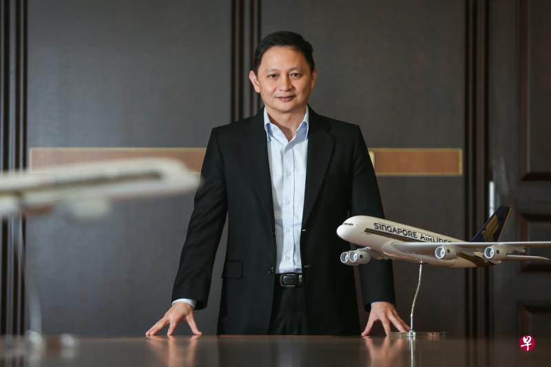 我们的员工对航空业抱有高度的热忱。我曾说过,新航员工身体内流淌的血液是蓝色的,也就是我们的企业颜色。——吴俊鹏(梁伟康摄) 我们的员工对航空业抱有高度的热忱。我曾说过,新航员工身体内流淌的血液是蓝色的,也就是我们的企业颜色。——吴俊鹏(梁伟康摄)