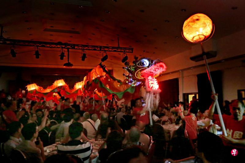 冈州会馆的烛火纱龙在宴会场腾舞。龙体的烛光,在黑暗间闪耀生辉,非常好看。(陈渊庄摄) 冈州会馆的烛火纱龙在宴会场腾舞。龙体的烛光,在黑暗间闪耀生辉,非常好看。(陈渊庄摄)