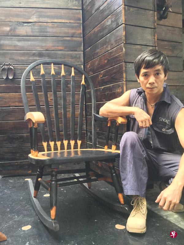 熏烧木家具都由Smoke创办人王绥善亲手制作。(受访者提供) 熏烧木家具都由Smoke创办人王绥善亲手制作。(受访者提供)