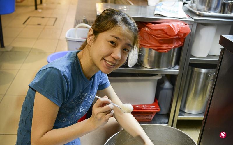 黄杜秋每天得和丈夫一起准备600份新鲜鱼丸。(档案照) 黄杜秋每天得和丈夫一起准备600份新鲜鱼丸。(档案照)