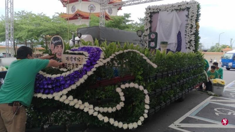 猪哥亮遗照花车。 猪哥亮遗照花车。