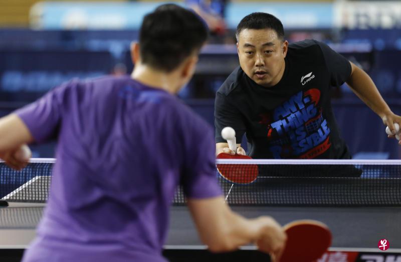 刘国梁(右)不再担任中国国家乒乓球队总教练。(新华社) 刘国梁(右)不再担任中国国家乒乓球队总教练。(新华社)