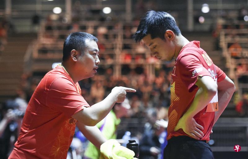 中国国家乒乓球队将不再设总教练和主教练职位，现任国家队总教练刘国梁（左）现场指导球员的七情上面将不复见。（新华社）