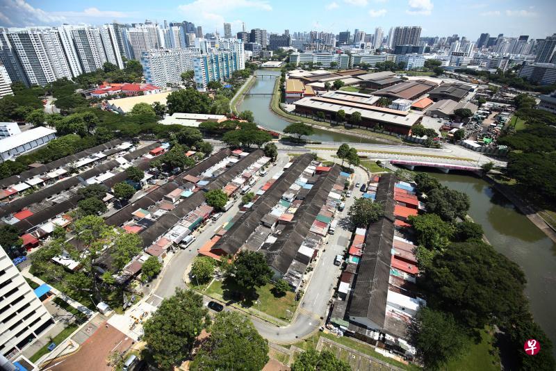 芽笼3巷191栋排屋的60年地契将在三年半后到期,到时所有住户必须搬迁,腾出地段供政府兴建公共住屋。(萧紫薇摄) 芽笼3巷191栋排屋的60年地契将在三年半后到期,到时所有住户必须搬迁,腾出地段供政府兴建公共住屋。(萧紫薇摄)