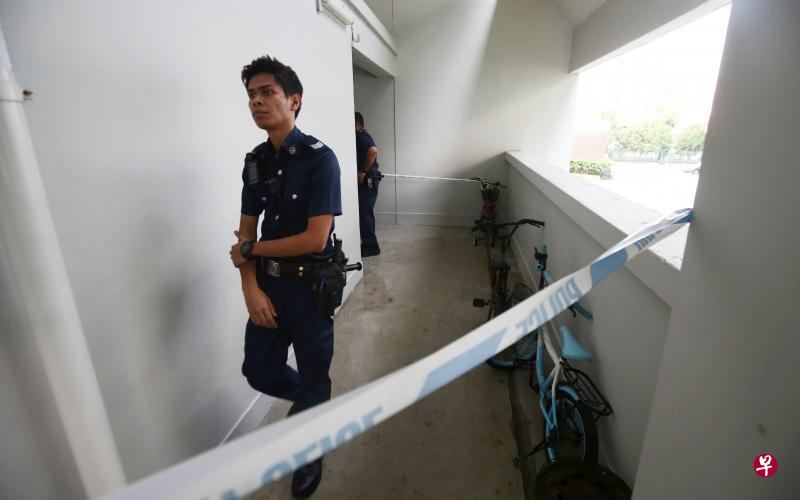 警方封锁现场超过七小时,在事发单位搜证。(陈斌勤摄) 警方封锁现场超过七小时,在事发单位搜证。(陈斌勤摄)