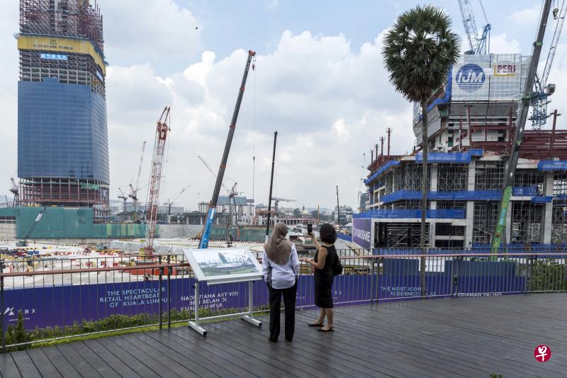 吉隆坡敦拉萨国际贸易中心发展项目正如火如荼地进行,左边兴建的是一座楼高106层的摩天大楼“Signature Tower”,它将比邻近的国油双峰塔还要高。(彭博社) 吉隆坡敦拉萨国际贸易中心发展项目正如火如荼地进行,左边兴建的是一座楼高106层的摩天大楼“Signature Tower”,它将比邻近的国油双峰塔还要高。(彭博社)