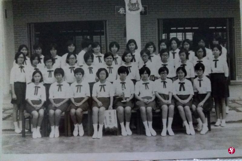 中华女中高中团体操表演比赛获得安慰奖,全体队员在教职员办公室前留影,前排左三是作者。 中华女中高中团体操表演比赛获得安慰奖,全体队员在教职员办公室前留影,前排左三是作者。