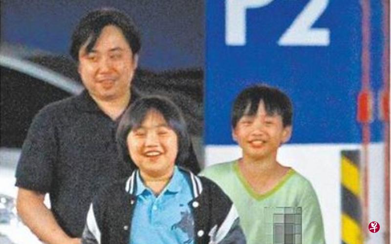 小彬彬(左起)与儿子小小彬(前)及迷你彬(右)。 小彬彬(左起)与儿子小小彬(前)及迷你彬(右)。