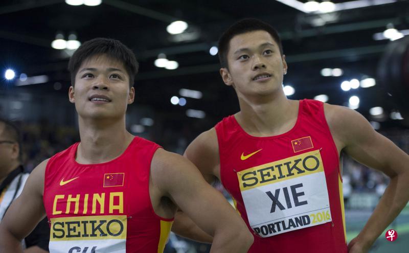 中国两名短跑名将苏炳添(左)和谢震业曾在上届北京世界田径赛获得男子4X100米接力银牌。(新华社) 中国两名短跑名将苏炳添(左)和谢震业曾在上届北京世界田径赛获得男子4X100米接力银牌。(新华社)