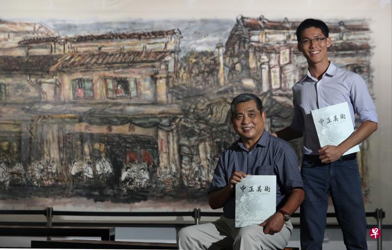 中正中学校友会配合母校78周年校庆出版《中正美术》纪念册。图为纪念册编辑委员会主编张连杰(左)和成员潘汉耀,在中正总校林子平艺术馆内,展示这本花了一年筹备出版的刊物。(何炳耀摄) 中正中学校友会配合母校78周年校庆出版《中正美术》纪念册。图为纪念册编辑委员会主编张连杰(左)和成员潘汉耀,在中正总校林子平艺术馆内,展示这本花了一年筹备出版的刊物。(何炳耀摄)