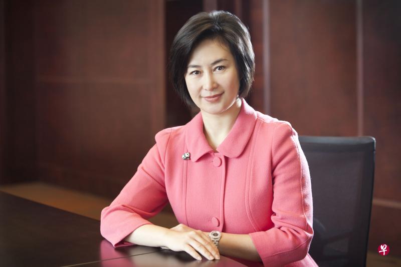 在今年富比世公布的全球五十大女富豪榜中,何超琼以约334亿港元身家,位列全球女富豪的第16位,香港第二位。(互联网) 在今年富比世公布的全球五十大女富豪榜中,何超琼以约334亿港元身家,位列全球女富豪的第16位,香港第二位。(互联网)