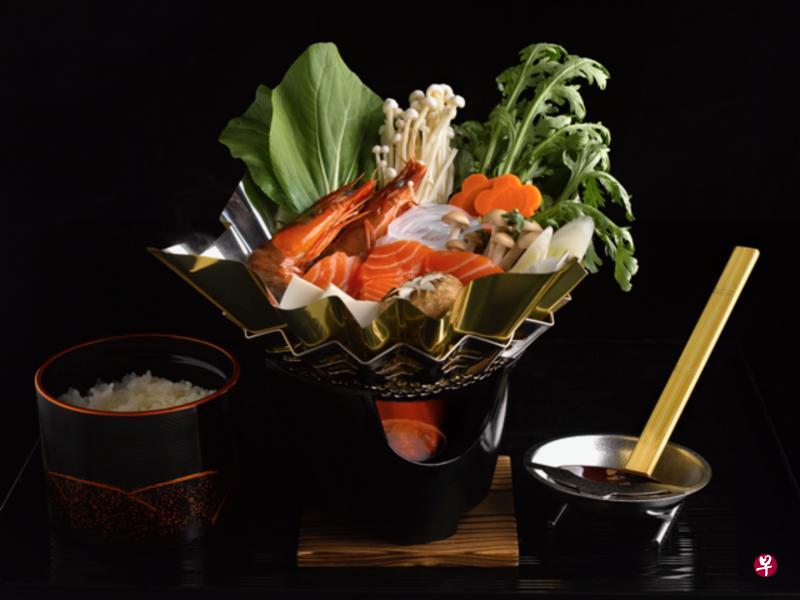 海鲜锅定食,火锅汤头为自制的柴鱼汤,配料有老虎虾、鲑鱼、鸡肉、日本菇类、豆腐、蔬菜。 海鲜锅定食,火锅汤头为自制的柴鱼汤,配料有老虎虾、鲑鱼、鸡肉、日本菇类、豆腐、蔬菜。