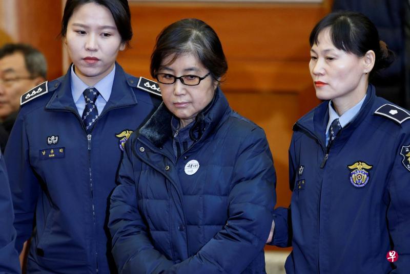 韩国“闺蜜干政”主角崔顺实(中)昨日抵达首尔中央地方法院面对宣判。(路透社) 韩国“闺蜜干政”主角崔顺实(中)昨日抵达首尔中央地方法院面对宣判。(路透社)