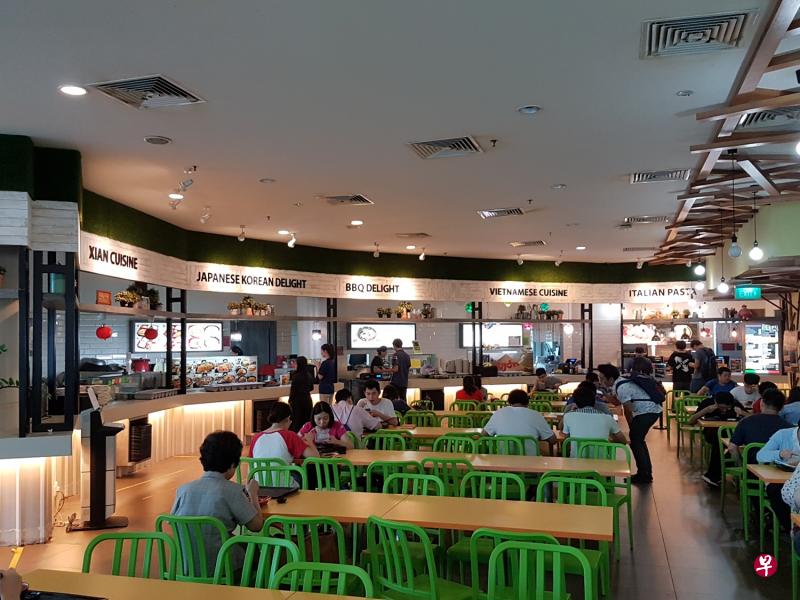 南洋理工大学校内食阁摊贩星期六已接获口头通知,说明招牌和餐牌可继续使用中英文。(档案照) 南洋理工大学校内食阁摊贩星期六已接获口头通知,说明招牌和餐牌可继续使用中英文。(档案照)