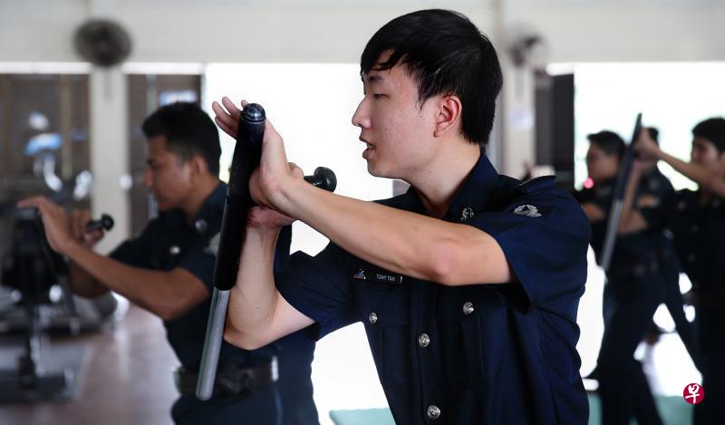 成功被录取的翔鹰保安管理公司台湾辅警,到时必须完成11周的密集训练,当中包括反恐课程。(《新报》) 成功被录取的翔鹰保安管理公司台湾辅警,到时必须完成11周的密集训练,当中包括反恐课程。(《新报》)