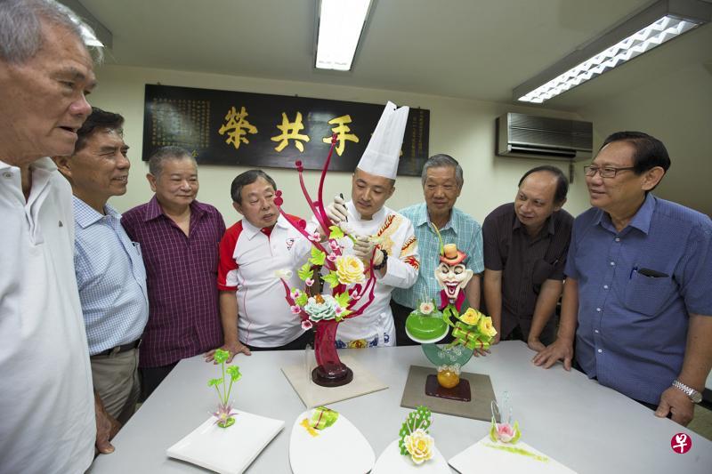 姑苏(慎敬堂)餐饮协会希望糖艺制作课程的开办,能使这门宴席与西式糕点装饰手艺再次兴盛。左起是沈金锟、林玉铭、胡雅琍、程文华、王鹏、黄生强、萧永祥和吕忠明。(曾道明摄) 姑苏(慎敬堂)餐饮协会希望糖艺制作课程的开办,能使这门宴席与西式糕点装饰手艺再次兴盛。左起是沈金锟、林玉铭、胡雅琍、程文华、王鹏、黄生强、萧永祥和吕忠明。(曾道明摄)
