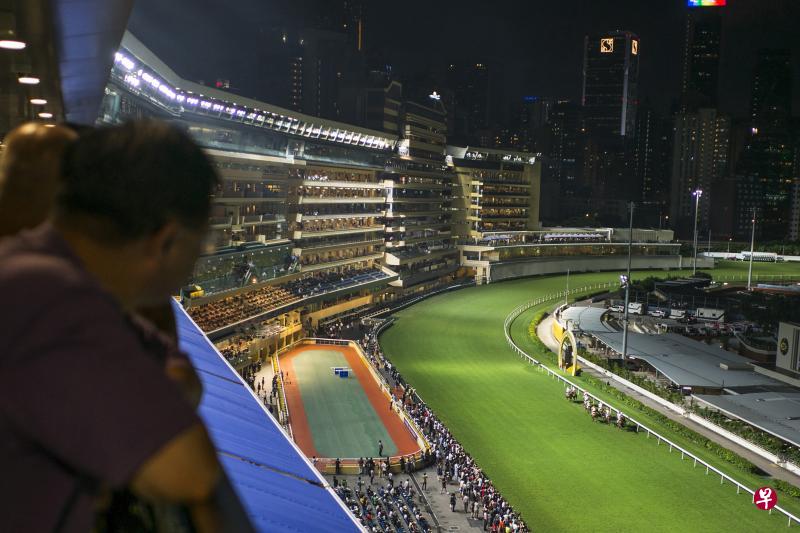 回归20年,香港“马照跑”,但是马会的主宰者已经换上了许多来自中国大陆的面孔。这是本月14日,香港快活谷跑马场的一场赛马活动。(法新社) 回归20年,香港“马照跑”,但是马会的主宰者已经换上了许多来自中国大陆的面孔。这是本月14日,香港快活谷跑马场的一场赛马活动。(法新社)