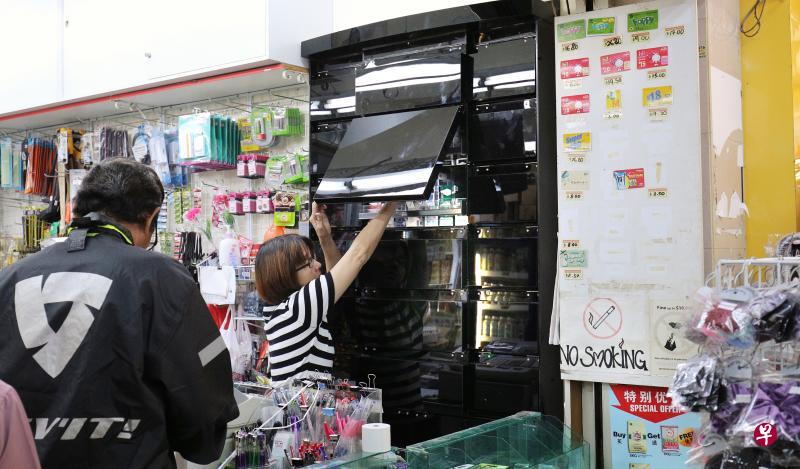 宏茂桥的Good Price Centre已装置和采用黑色不透明的香烟柜，只有在顾客买烟时才打开柜门。