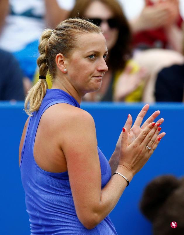 捷克女将彼得拉在半决赛好友露西因伤退赛后,露出一脸的无奈。(路透社) 捷克女将彼得拉在半决赛好友露西因伤退赛后,露出一脸的无奈。(路透社)